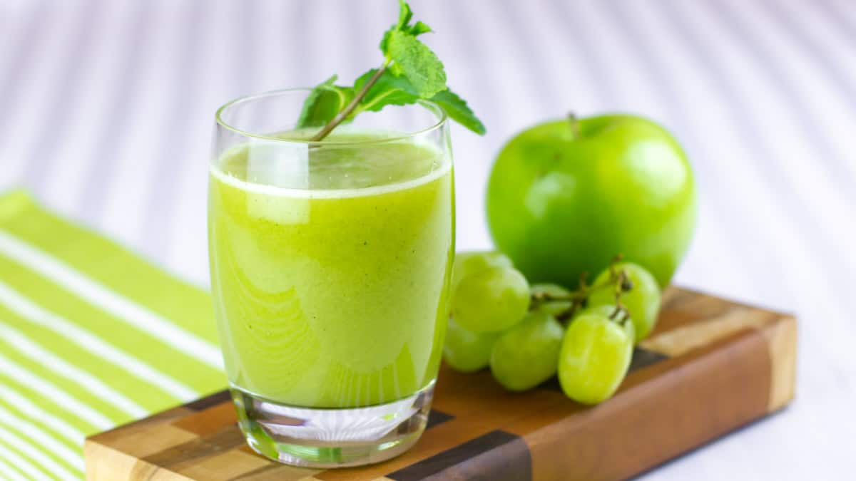 https://www.theblackpeppercorn.com/wp-content/uploads/2014/05/Granny-Smith-Apple-and-Green-Grape-Juice-4.jpg